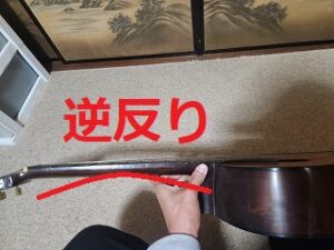 ギターのネックの逆反り